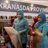 Ketua Dekranasda Aceh Marlina Muzakir Tinjau Stand Aceh di Pameran Kriya dan Wastra HUT Dekranas ke-46 Makassar