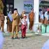 Bupati Tarmizi Antar Anak Yatim ke Sekolah, Gantikan Sosok Ayah di Hari Pertama