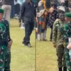 Viral Prajurit TNI Dipeluk Komandan saat Sendiri di Momen Kelulusan, Ternyata Emaknya Sempat Lewat tapi Nggak Ngeh!