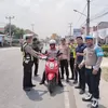 Jelang HUT RI, Polres Tanggamus Bagikan Ribuan Bendera