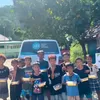 IZI Kembali Salurkan Sedekah Nasi Kotak untuk Warga di Desa Loli Tasiburi
