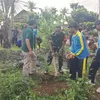 Babinsa Koramil Bakung Bersama Siswa Siswi SMKN 1 Blitar Tanam Pohon Di Monumen Trisula Melalui Program “Bersatu Dengan Alam”