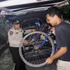 Sepedanya Rusak di Tengah Jalan, Seorang Anak Nekad Call 110, Polisi Pun Datang