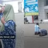 Viral Ortu  Sujud di Depan Baliho Gubernur , karena Tak Mampu Bayar Pengobatan Anak
