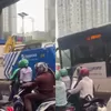 Bus Trans Jakarta Tabrak Sparator Busway