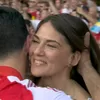 Mikel Arteta Mencium Istrinya Lalu Menangis Saat Arsenal Mengangkat Trofi Liga Premier
