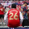 Penggemar Arsenal Berburu Kaus dengan Tulisan Juara 