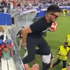 Suporter AS Nekat Terobos ke Lapangan Pertandingan, Ini Akibatnya