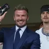 Beckham Pamer Istri di Ponsel 