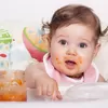 Ingin Membiarkan Bayi Anda Belajar Makan Sendiri? Berikut Tahapan Sesuai Usianya