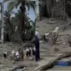 Jembatan Apung di Aceh Tengah Mulai Rusak, Siswa Nyaris Terseret Arus Dibantu Gurunya
