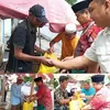 Hujan Tak Halangi Langkah HBA Untuk  Berbagi: Tukang Sol Sepatu di Jambi Terima Sembako Jelang Idul Fitri