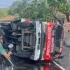 Menghindar Dari Motor, Mobil Damkar Sumedang Terguling di Perjalanan saat Hendak Padamkan Api