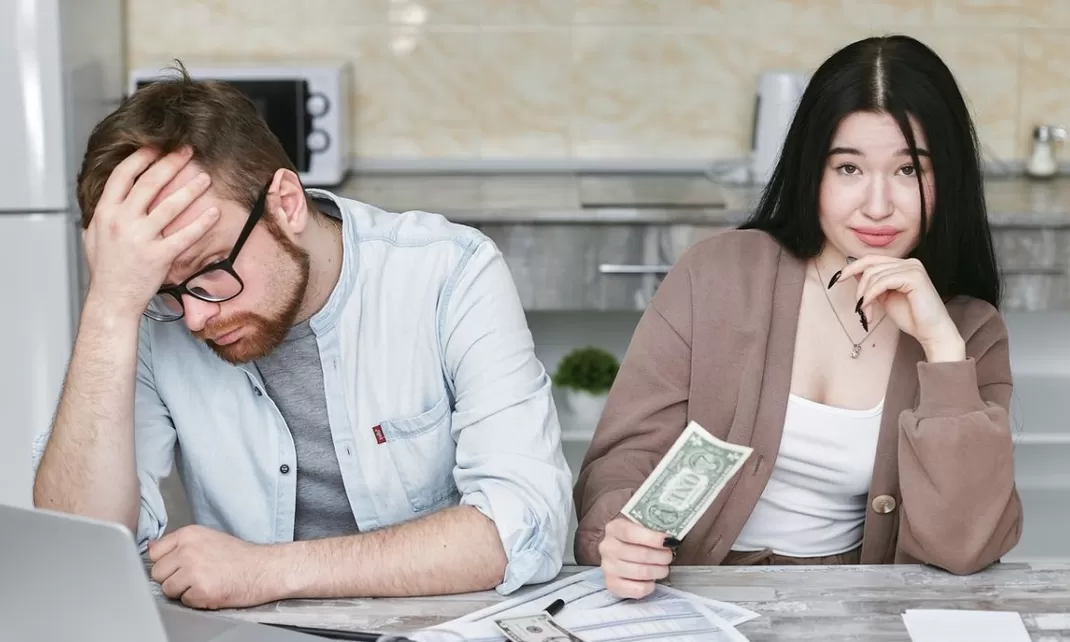 Bukan Selingkuh Finansial, Ini Alasan Istri Harus Punya Rekening Sendiri