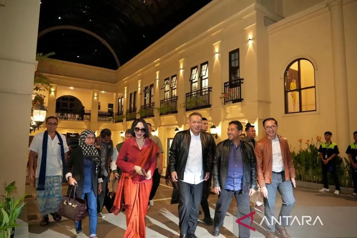 Menteri Koperasi Ferry Juliantono saat meninjau sentra UMKM Piazza Firenze, Garut, Kamis (15/1/2026). (ANTARA/HO Kementerian Koperasi)