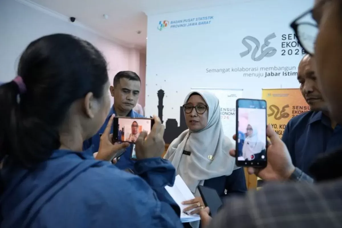 Ketua Tim Statistik Distribusi BPS Jawa Barat, Ninik Anisah, memberikan keterangan di Gedung BPS Jabar, Bandung, Senin (2/2/2026). (ANTARA/HO BPS Jabar)