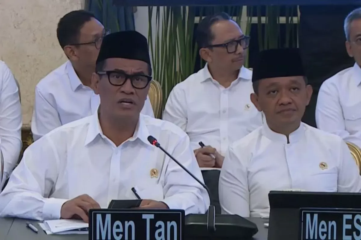 Tangkapan layar - Menteri Pertanian Andi Amran Sulaiman (kiri) menyampaikan laporan kepada Presiden Prabowo Subianto dalam Sidang Kabinet Paripurna di Istana Negara, Jakarta, Jumat (13/3/2026). ANTARA/Youtube Sekretariat Presiden