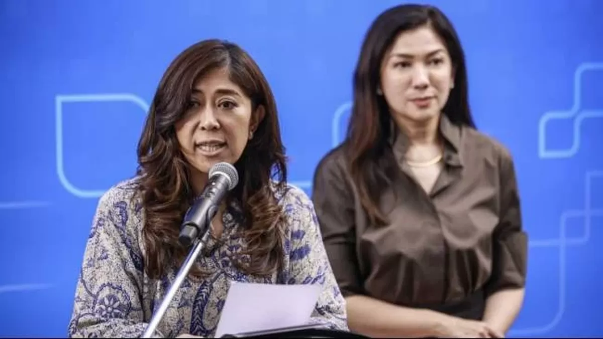 Menteri Komunikasi dan Digital Meutya Viada Hafid (kiri) didampingi Direktur Jenderal Komunikasi Publik dan Media Komdigi Fifi Aleyda Yahya (kanan) menyampaikan keterangan pers terkait kesiapan implementasi PP Tunas di kantor Komdigi, Jakarta, Jumat (27/3/2026). (Sumber: ANTARA FOTO/Dhemas Reviyanto)
