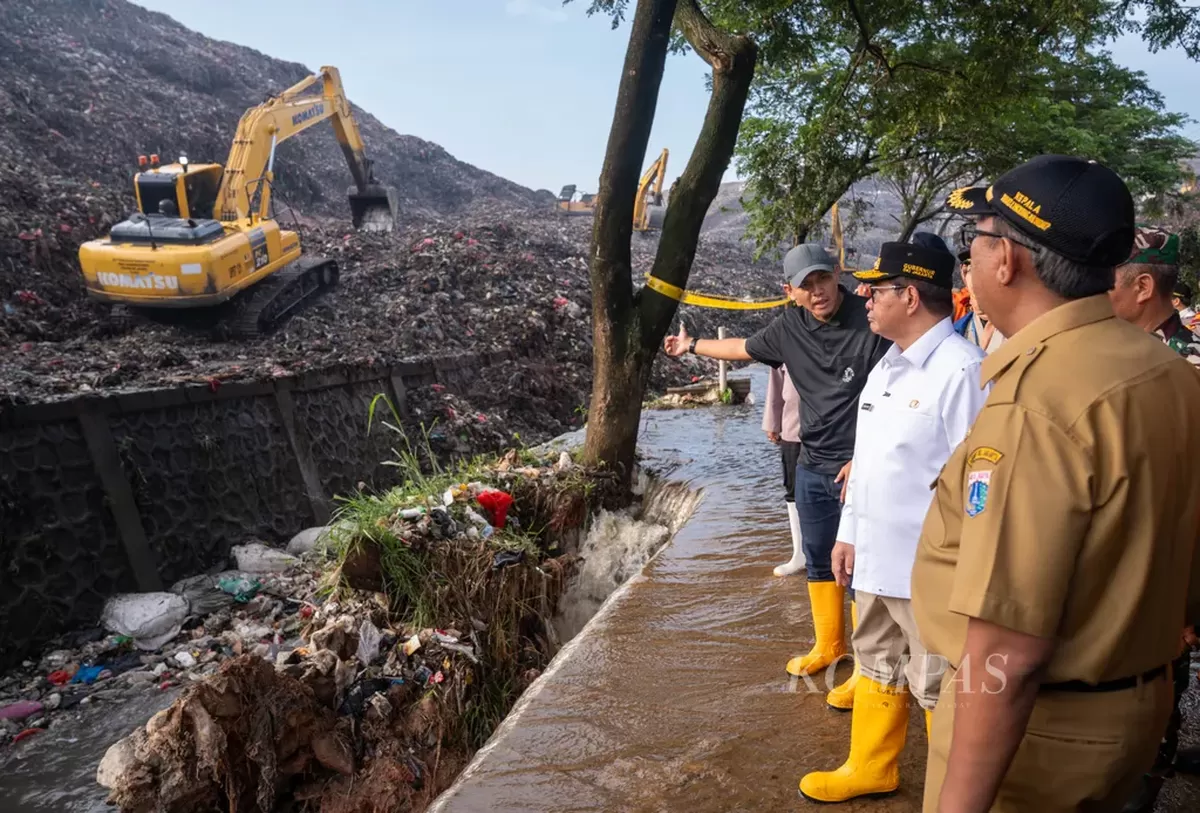 Gubernur Jakarta Pramono Anung meninjau lokasi longsornya timbulan sampah di TPST Bantargebang, Kota Bekasi, Jawa Barat, Senin (9/3/2026). Longsornya timbulan sampah terjadi pada Minggu (8/3/2026) sore. (KOMPAS/AGUS SUSANTO)