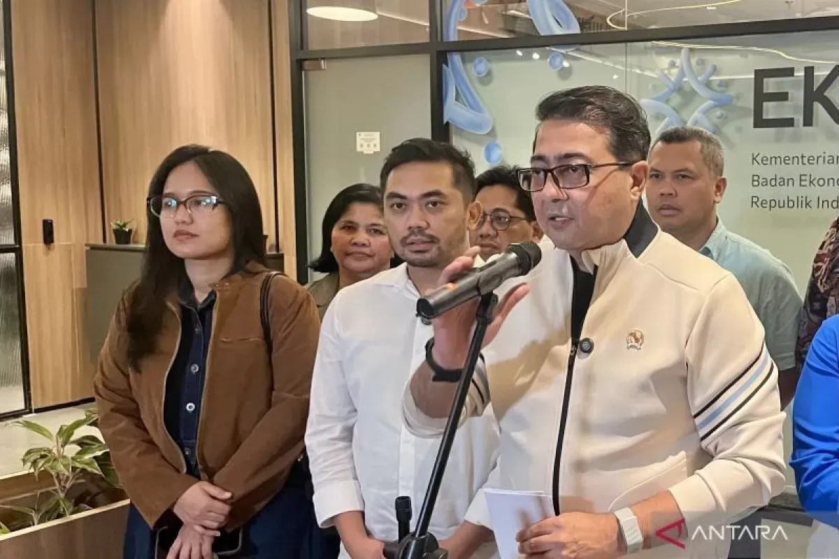 Menteri Ekonomi Kreatif (Ekraf) Teuku Riefky Harsya (kanan) setelah agenda Pertemuan Menteri Ekraf dengan Amsal Sitepu di Autograph Tower Thamrin Nine, Jakarta, Kamis (2/4/2026). ANTARA/Farika Nur Khotimah