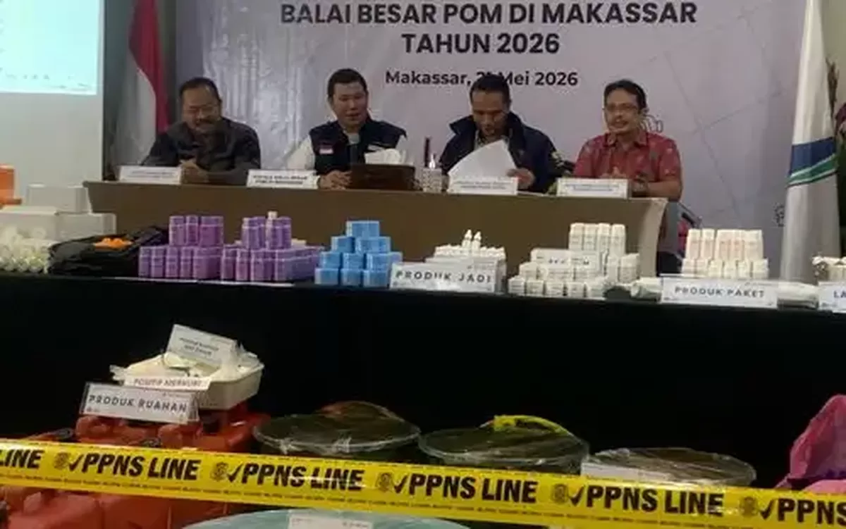 BBPOM Makassar bersama Polda Sulsel mengungkap praktik produksi kosmetik ilegal berbahaya di Makassar, Kamis (21/5/2026). Ribuan produk mengandung merkuri dan hidrokinon disita dengan nilai ekonomi mencapai Rp700 juta.