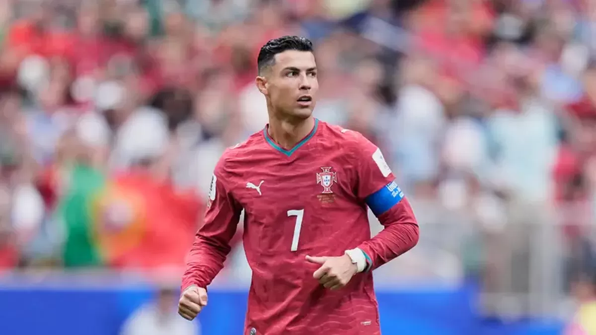 Cristiano Ronaldo kembali mencetak sejarah. Dua golnya saat Portugal membantai Uzbekistan 5-0 di Piala Dunia 2026 membuat CR7 memecahkan tiga rekor sekaligus