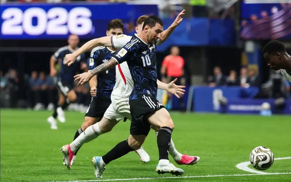Argentina memastikan tiket ke final Piala Dunia 2026 usai menundukkan Inggris 2-1. Lautaro Martínez mencetak gol penentu kemenangan pada masa injury time setelah menerima assist Lionel Messi.