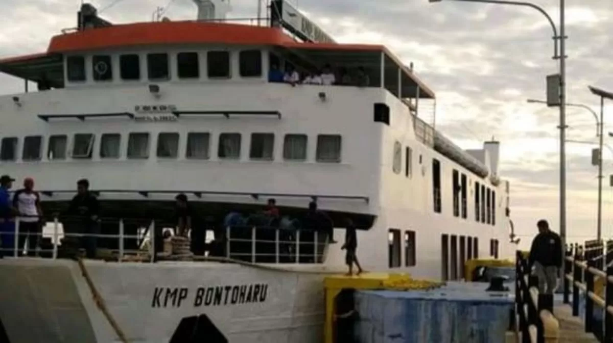 KMP Bontoharu direkam saat berlabuh di Pelabuhan Kasipute, Bombana, Sulawesi Tenggara  (Istimewa)