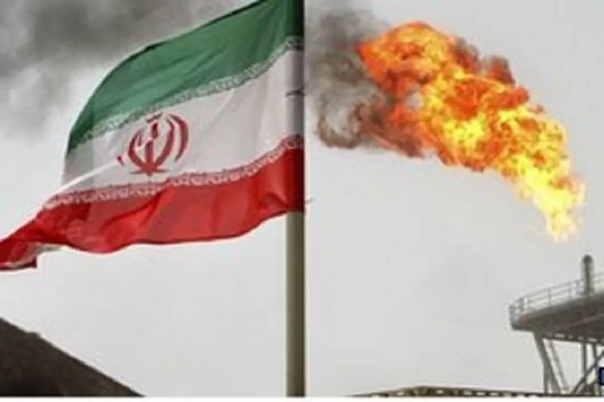 Suar gas pada ladang minyak di Iran 
