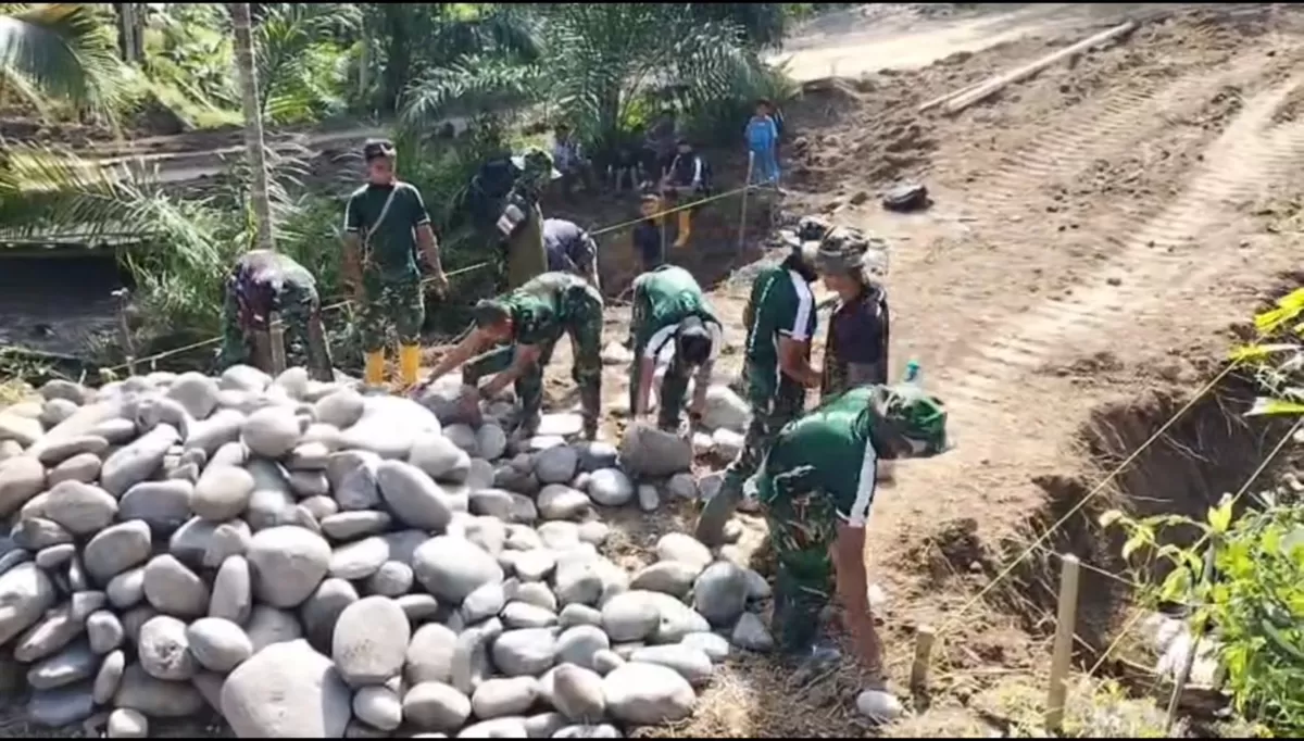 Jembatan penghubung di Desa Alue Gadeng Dua, Aceh Timur, hasil gotong royong TNI dan warga, telah mengakhiri isolasi dua desa dan membuka akses ke jalan lintas Sumatera