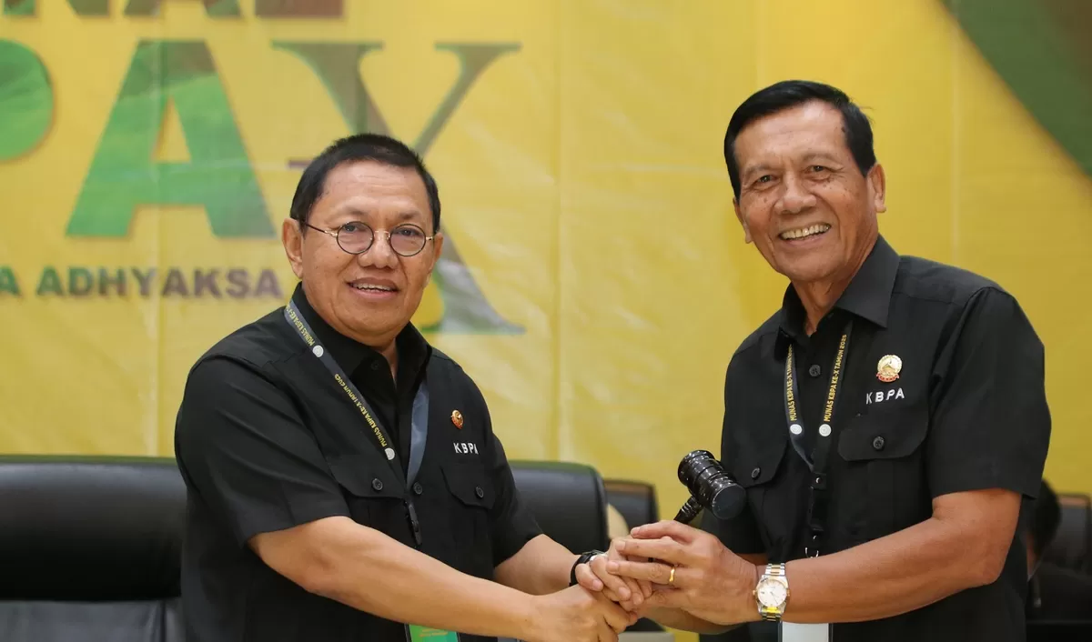 Nur Rochmad, Ketua Umum Keluarga Besar Purna Adhyaksa (KBPA) dan mantan Jaksa Agung Muda Tindak Pidana Umum, memberikan pernyataan pers. Ia mendorong Pandji untuk memberikan klarifikasi resmi kepada Kejaksaan Agung dan mengingatkan pentingnya batas hukum dalam kebebasan berekspresi di ruang publik. 