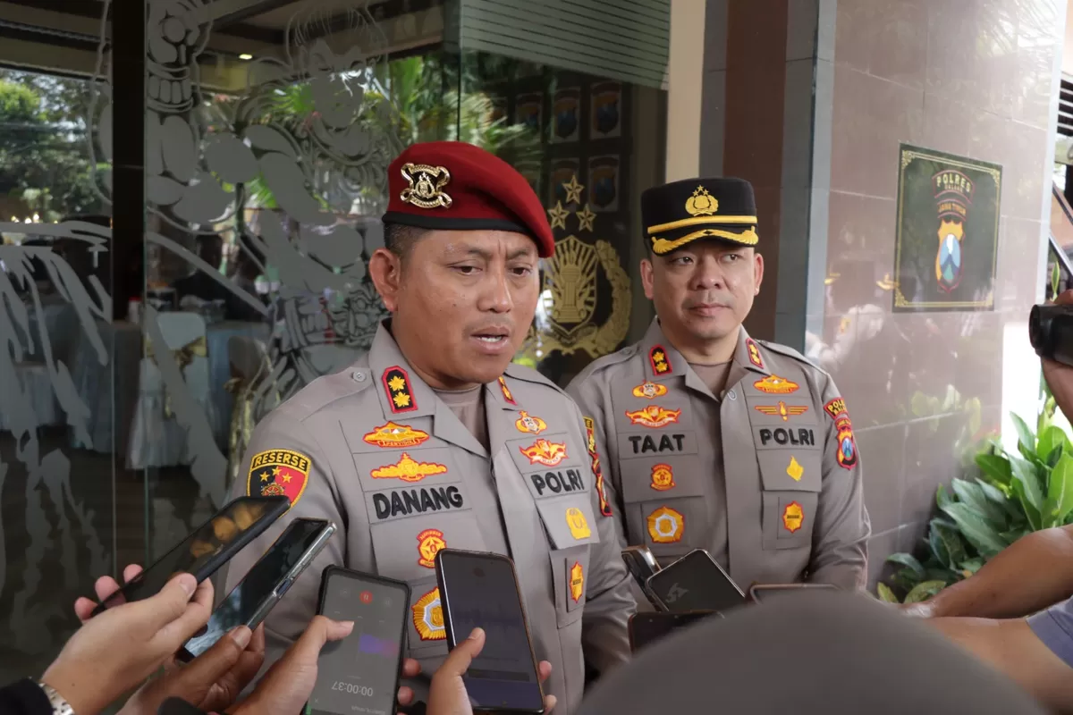 Polres Malang menggelar Serah Terima Jabatan Kapolres dari AKBP Danang Setiyo P.S. kepada AKBP Muhammad Taat Resdianto (14/1). Kami ucapkan terima kasih atas pengabdian Bapak Danang dan sambut komitmen Bapak Taat untuk melayani masyarakat Kabupaten Malang.