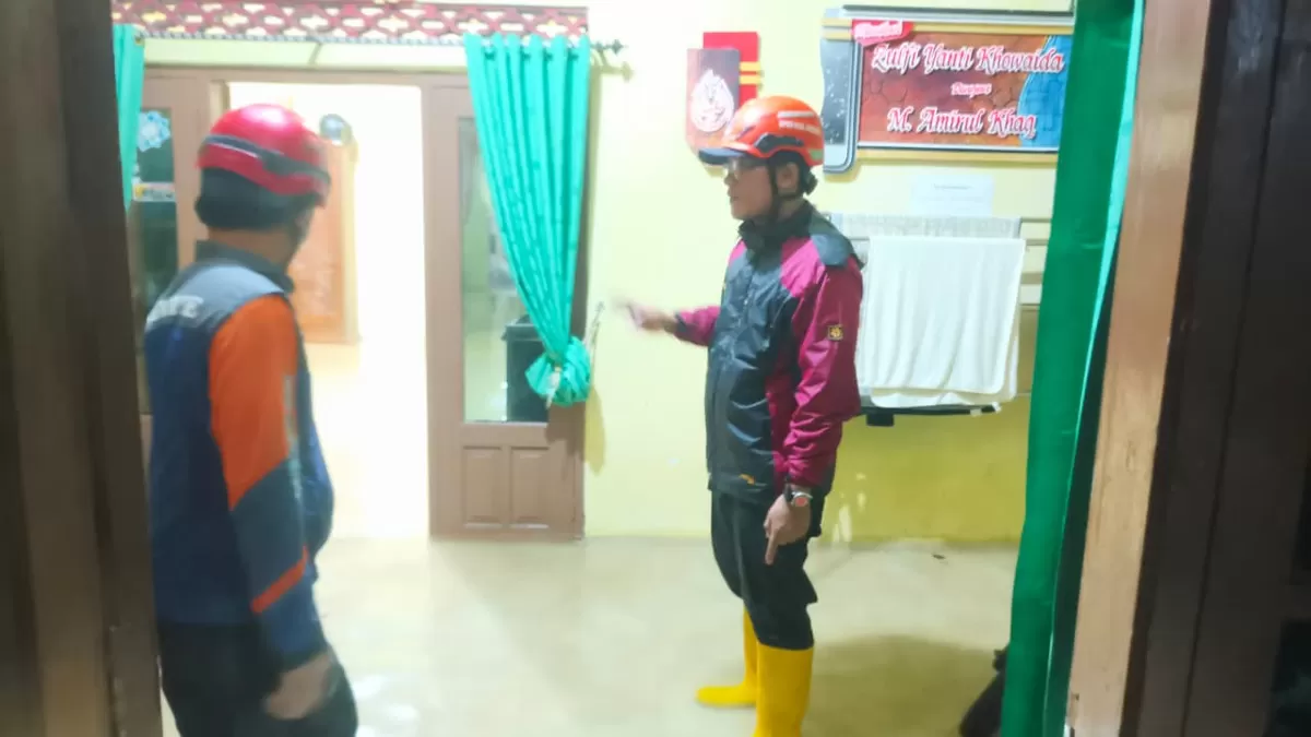 DARURAT BENCANA di BATANG! Hujan deras semalaman picu banjir & tanah longsor di 4 kecamatan. 11 warga mengungsi, 7 rumah terdampak longsor, dan ribuan jiwa terimbas banjir. Tim gabungan dikerahkan untuk evakuasi dan tanggap darurat.