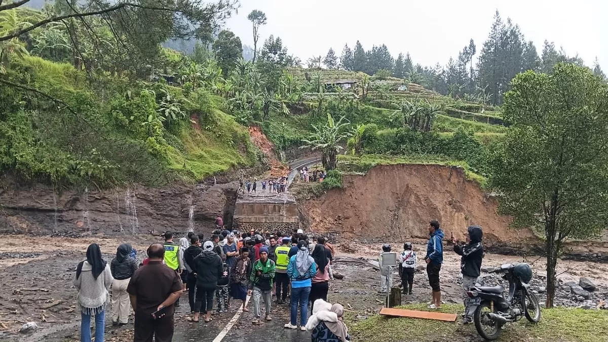 Hujan tinggi beruntun memicu bencana beruntun di lereng Gunung Slamet, Jawa Tengah. BNPB melaporkan bencana hidrometeorologi kompleks (banjir bandang, longsor, cuaca ekstrem) meluas di 4 kabupaten. Di Purbalingga, akses terisolir dan warga mengungsi. 