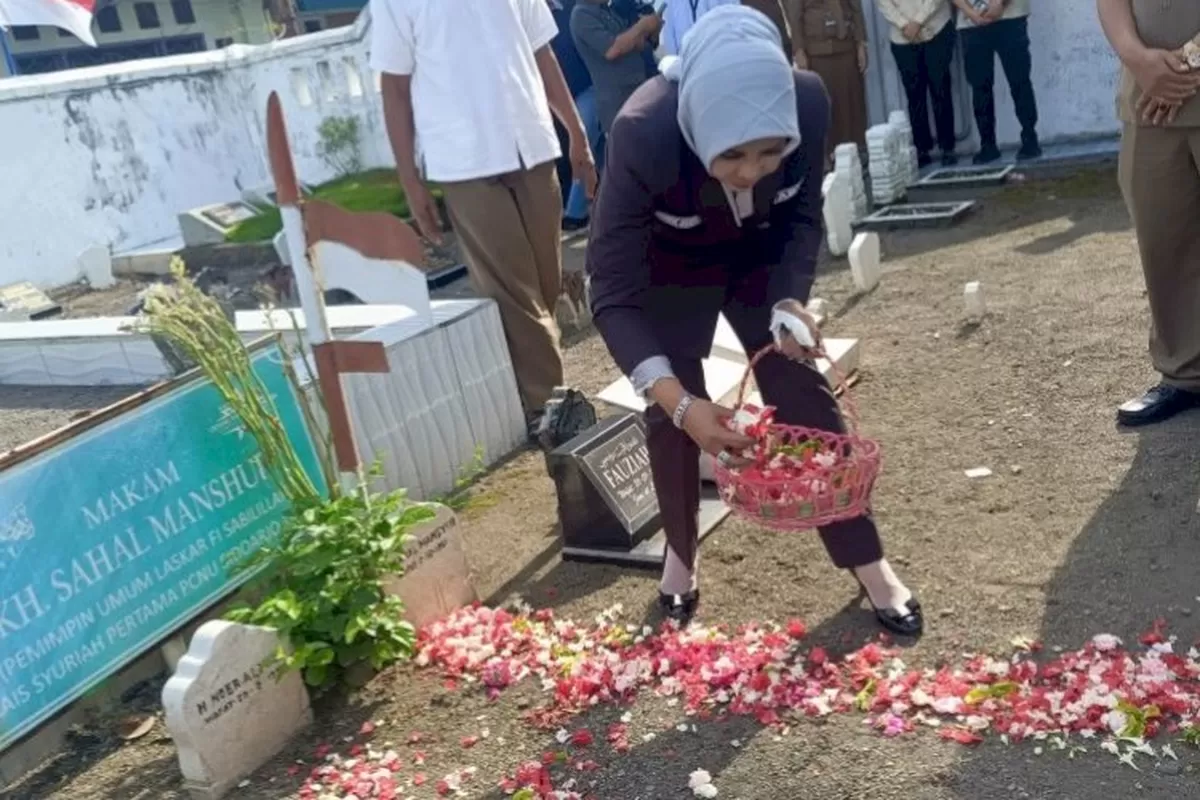 Foto Sesi Doa: Rombongan pejabat Pemkab Sidoarjo berdoa khidmat di makam Panglima Laskar Fi Sabilillah, KH. Sahal Mansyur.