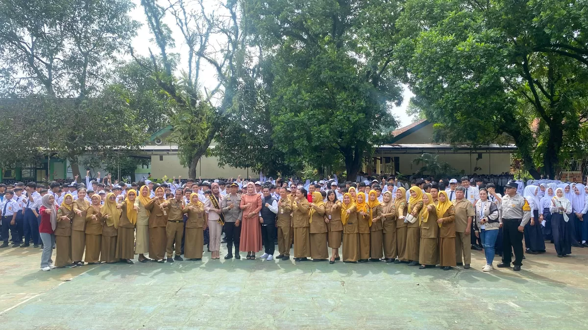 Tahukah kamu? Tindakan bullying bukan hanya soal ejekan, tapi sudah diatur UU dengan ancaman pidana! ⚖️ Hari ini, gerakan #StopBullyingStartCaring hadir di SMPN 7 Malang. Dari edukasi bentuk-bentuk perundungan hingga pentingnya menjadi upstander (bukan bystander), acara ini mengajak pelajar jadi agen perubahan di lingkungannya. Apa yang akan KAMU lakukan jika melihat aksi bullying? Share komentarmu! ?