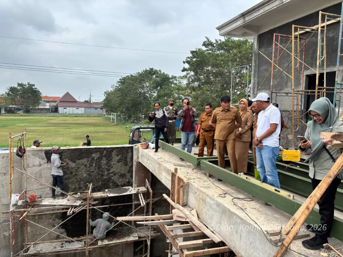 Sidoarjo, Indoindikator.com – Bupati Sidoarjo, Subandi, melakukan Inspeksi Mendadak (Sidak) ke lokasi pembangunan Rumah Pompa Kedungpeluk di Desa Kedungpeluk, Kecamatan Candi, Selasa (27/1/2026). Sidak yang didampingi jajaran Dinas Pekerjaan Umum, Bina Marga dan Sumber Daya Air (PUBM dan SDA) serta Forkopimka Candi ini bertujuan memastikan percepatan proyek strategis penanggulangan banjir tersebut.