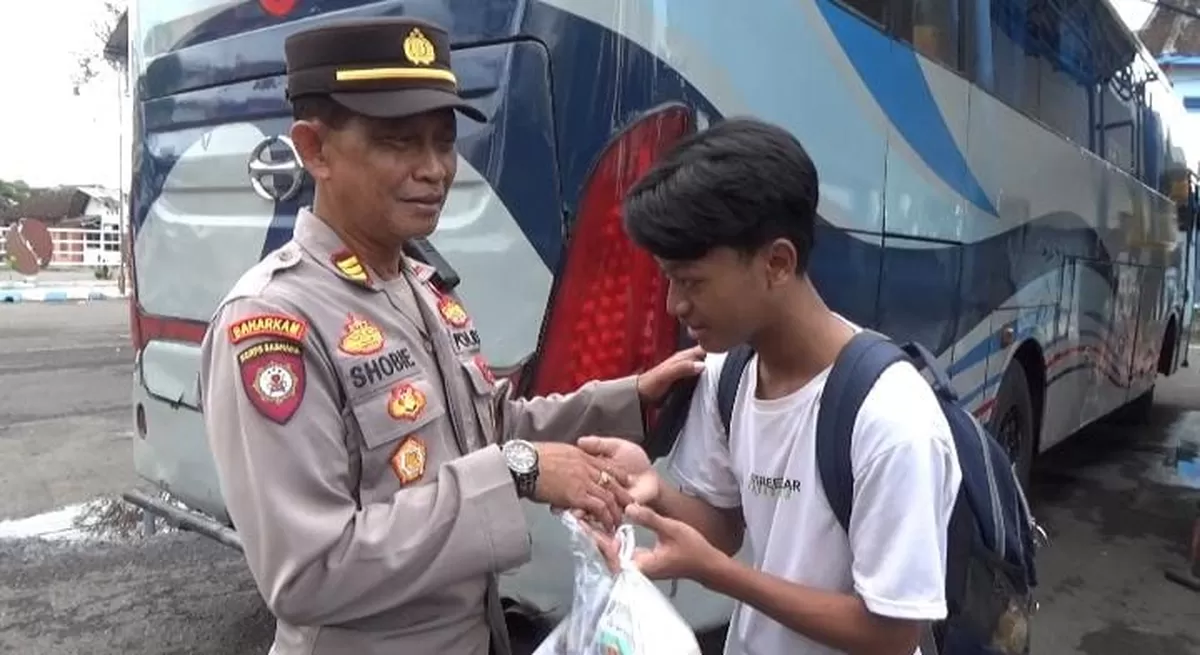 Ini kisah Zhiqi, seorang santri yang ditemukan tersesat di Bondowoso setelah 5 hari kabur dari pesantren. Warga yang prihatin melaporkan ke polisi. Tanpa waktu lama, Polsek Tegalampel pimpin AKP Sobingan bergerak.