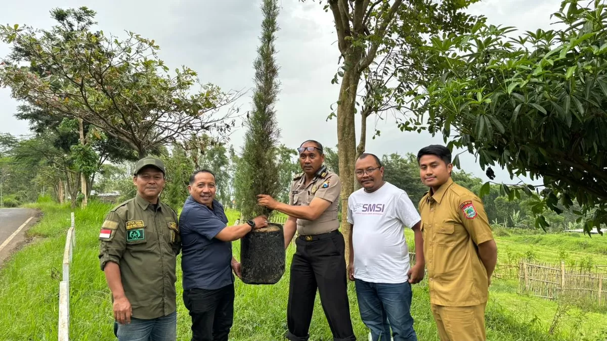 ? Menanam, bukan hanya menulis! Dalam rangka #HPN2026, SMSI Malang Raya bersama PPA_BIRR hijaukan Jalibar, Batu dengan cemara pecut endemik. Bukti bahwa kepedulian lingkungan adalah bagian dari tanggung jawab insan pers. Setiap aksi kecil, berarti untuk bumi. ?