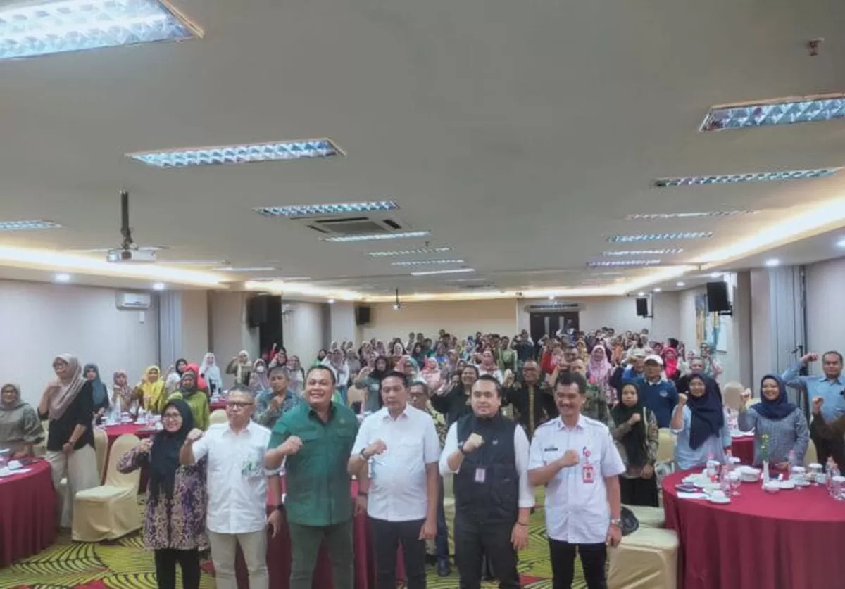 ❤️ INVESTASI BUKAN CUMA MODAL, TAPI MANUSIA    Di sela sosialisasi, Pemkot Malang serahkan manfaat BPJS Ketenagakerjaan ke ahli waris.     Pesan penting: usaha maju, pekerja wajib dilindungi!     Kepala Disnaker Arif Tri Sastyawan: 