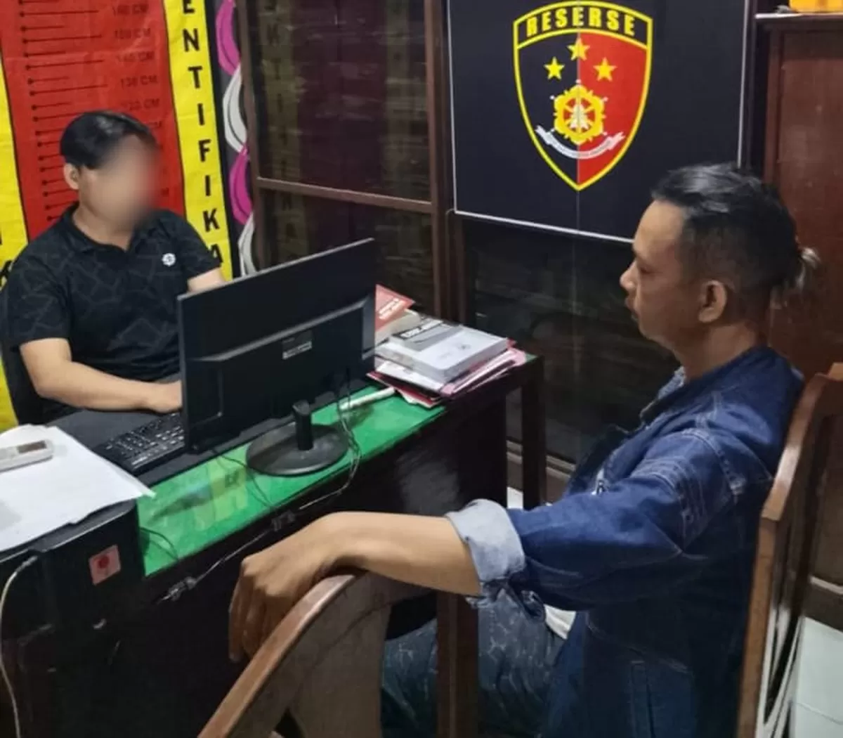 ? ANCAMAN CLURIT KE PIMPINAN REDAKSI DI PASURUAN! ?  Supriyadi, Pimpinan Redaksi Cakra Nusantara Online, didatangi oknum perangkat desa bersenjata tajam hanya karena pemberitaan tambang—yang ternyata bukan dari medianya!  Publik menanti: Di mana ketegasan APH? Putusan MK sudah jelas, UU Pers sudah tegas. Jangan biarkan intimidasi terhadap pers terus terjadi!
