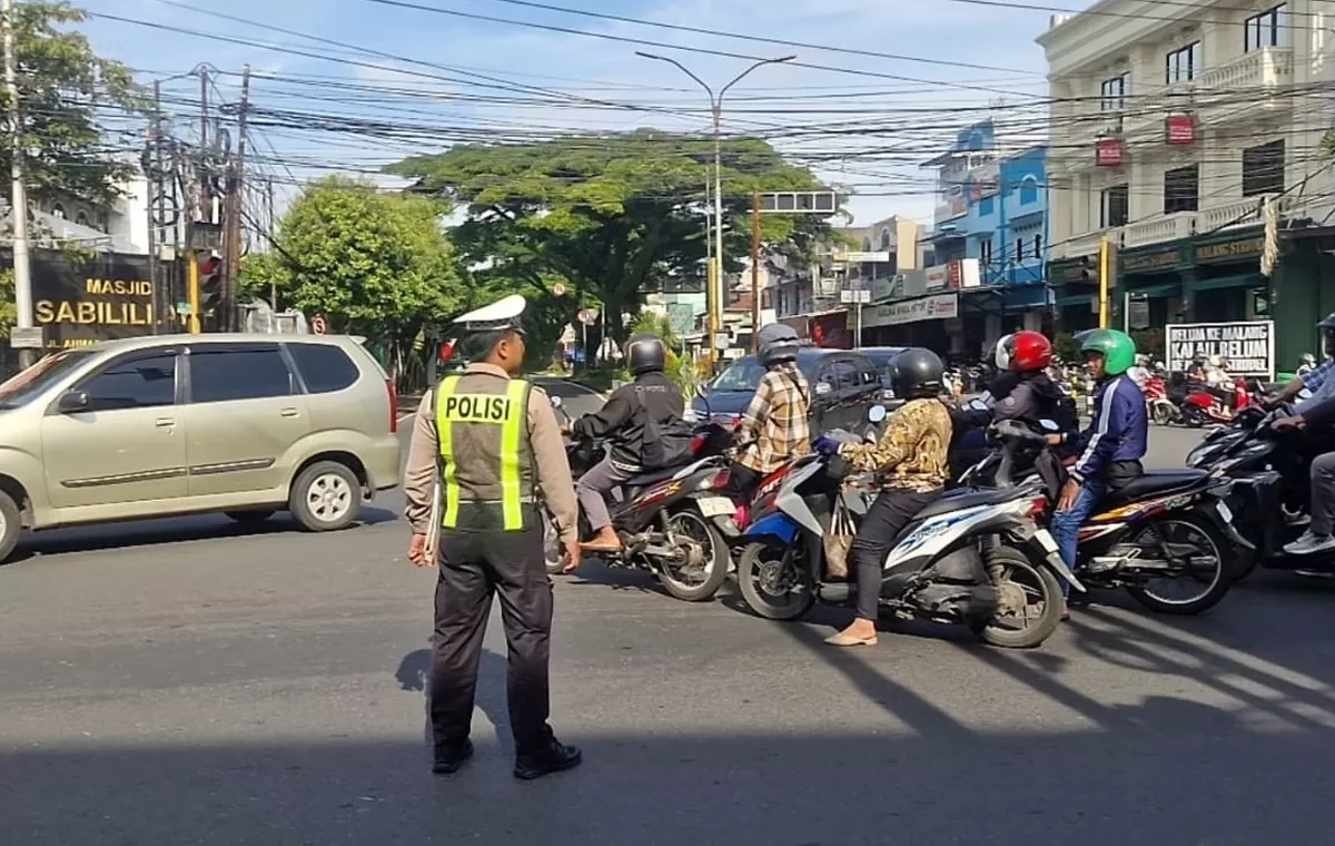 Kayutangan Heritage dan Klenteng Eng An Kiong, dua ikon Malang yang wajib dikunjungi! Tak heran jika kedua lokasi ini jadi prioritas pengamanan Polresta Malang saat libur Imlek. Jalan Basuki Rahmat dan R.E. Martadinata diprediksi ramai pengunjung. Petugas siap mengatur arus agar liburanmu tetap nyaman. Jangan lupa abadikan momen di spot favoritmu! 