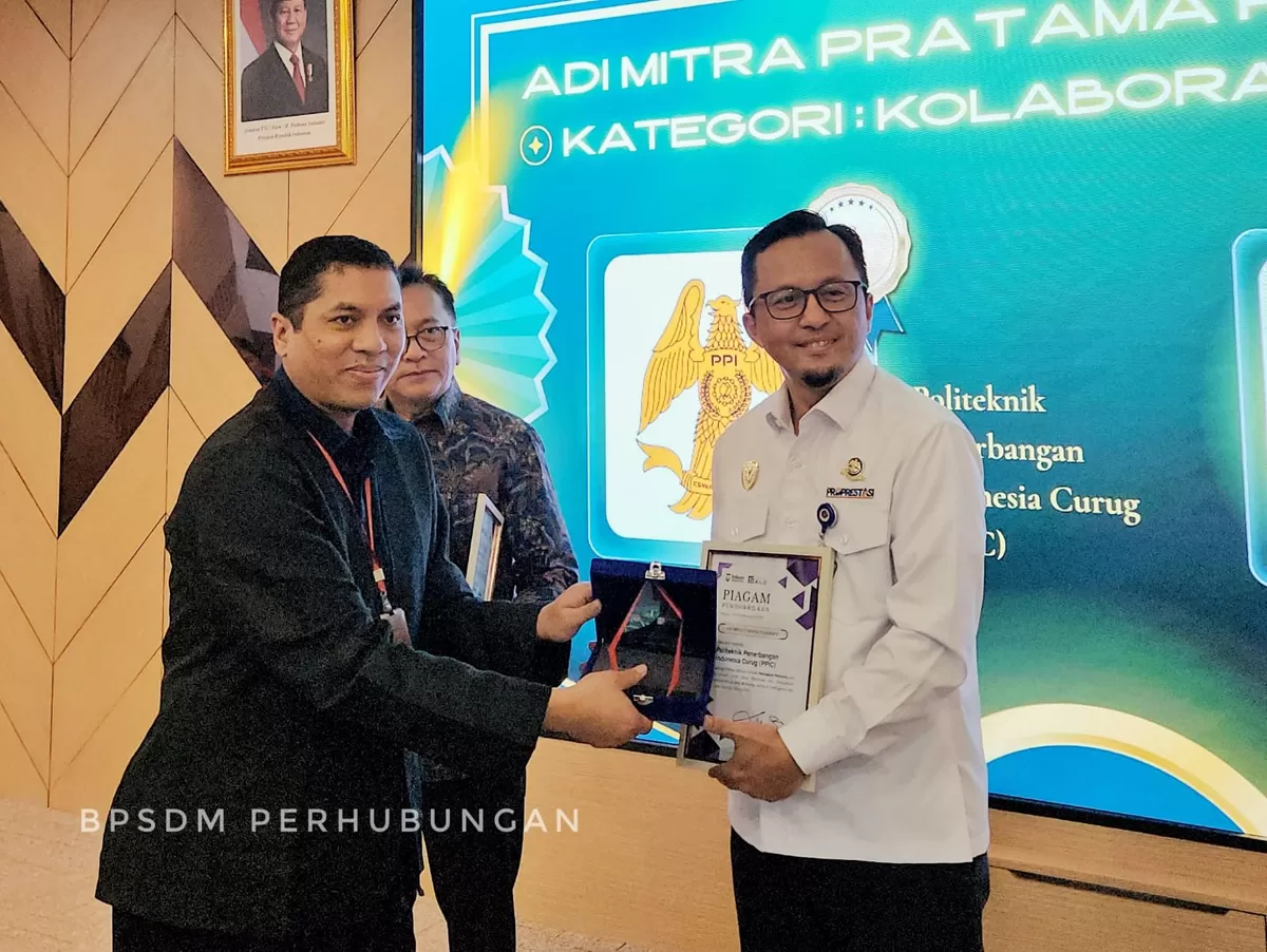 DARI RISET UNTUK PENERBANGAN INDONESIA YANG LEBIH MAJU  Siapa sangka, di balik kokpit pesawat dan menara kontrol yang canggih, ada tim peneliti handal yang memastikan semuanya berjalan aman dan efisien? ✈️?  Kabar membanggakan datang dari Politeknik Penerbangan Indonesia (PPI) Curug dan Politeknik Penerbangan (Poltekbang) Medan! Kedua institusi pendidikan vokasi di bawah Kementerian Perhubungan ini berhasil meraih penghargaan Adi Mitra Pratama Puraskara dari Center of Excellence AILO Telkom University. PPI Curug meraih Peringkat I, dan Poltekbang Medan meraih Peringkat II Kategori Institusi Pendidikan. Luar biasa! ??  Penghargaan ini bukan datang tiba-tiba. Sepanjang tahun 2025, kedua kampus ini berkolaborasi intensif dengan Telkom University mengembangkan riset terapan berbasis Artificial Intelligence (AI) dan Cyber Security yang langsung menyasar kebutuhan industri aviasi. Hasilnya? Berbagai inovasi lahir, seperti sistem pembelajaran yang dipersonalisasi dengan AI, pengamanan siber untuk laboratorium simulasi penerbangan, hingga model optimasi data untuk efisiensi operasional.