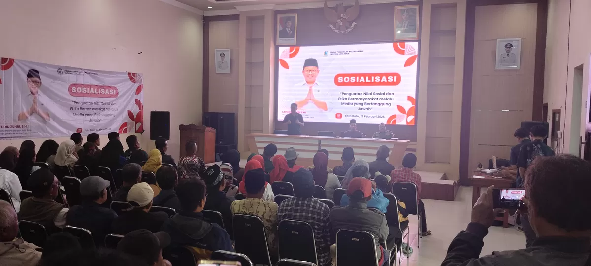 Anggota Komisi A DPRD Jawa Timur Saifudin Zuhri (kiri layar) memberikan sambutan secara daring dari Surabaya dalam sosialisasi literasi digital di Desa Oro-oro Ombo. Ia mengajak warga bijak bermedia sosial dan tidak mudah terprovokasi konten tidak jelas.