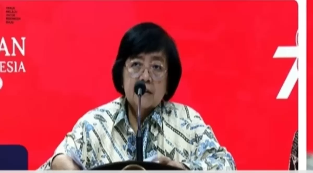 Kejaksaan Agung menggeledah rumah eks Menteri LHK Siti Nurbaya Bakar terkait dugaan korupsi tata kelola sawit 2015-2024. Dokumen dan barang bukti elektronik disita. Lebih dari 20 saksi diperiksa. Bagaimana dampaknya pada industri sawit Jatim? 
