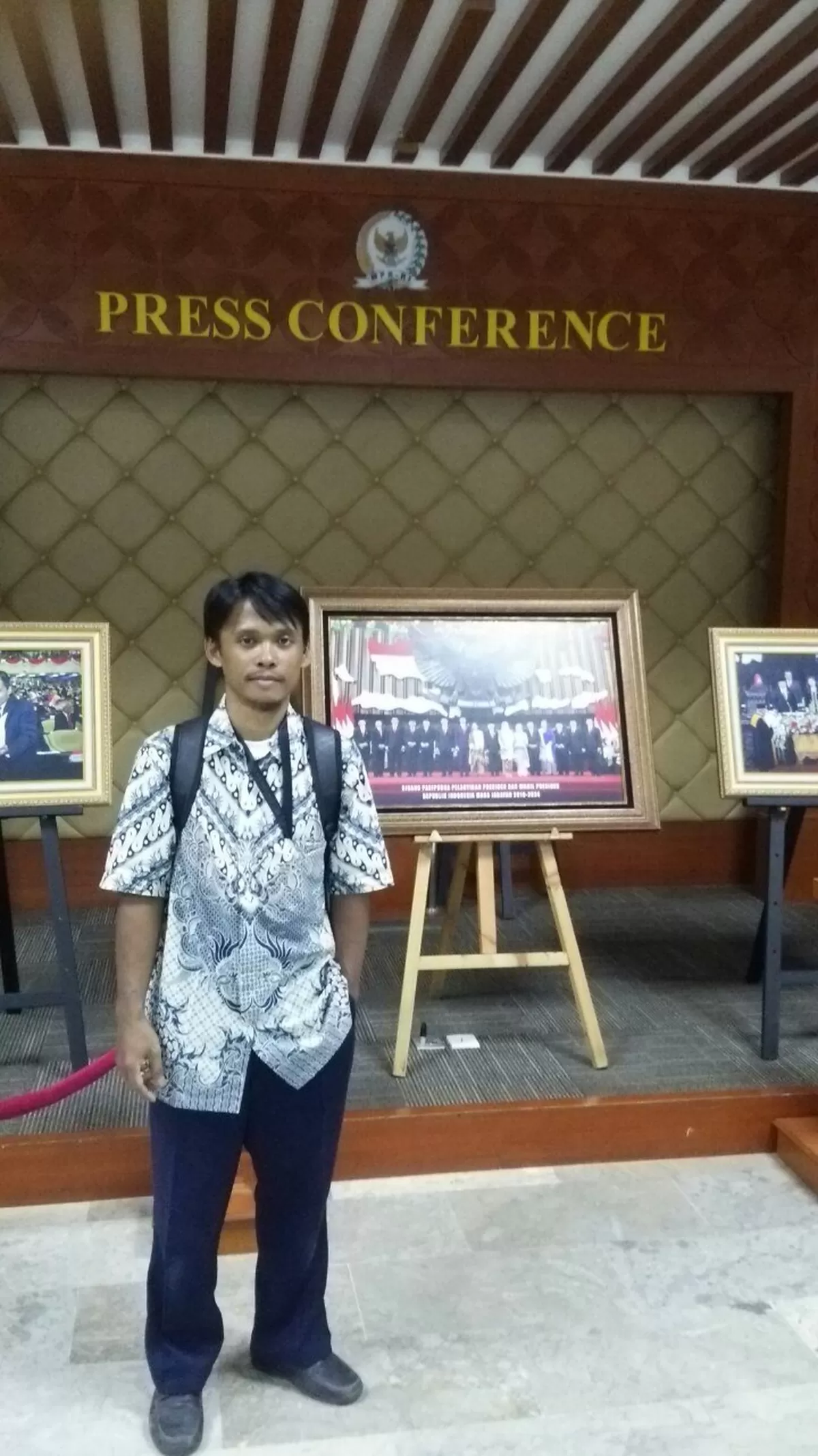 Aksi solidaritas damai untuk Palestina dan Iran. Penulis menekankan pentingnya menyuarakan kepedulian dengan akhlak dan ilmu, bukan anarkisme.