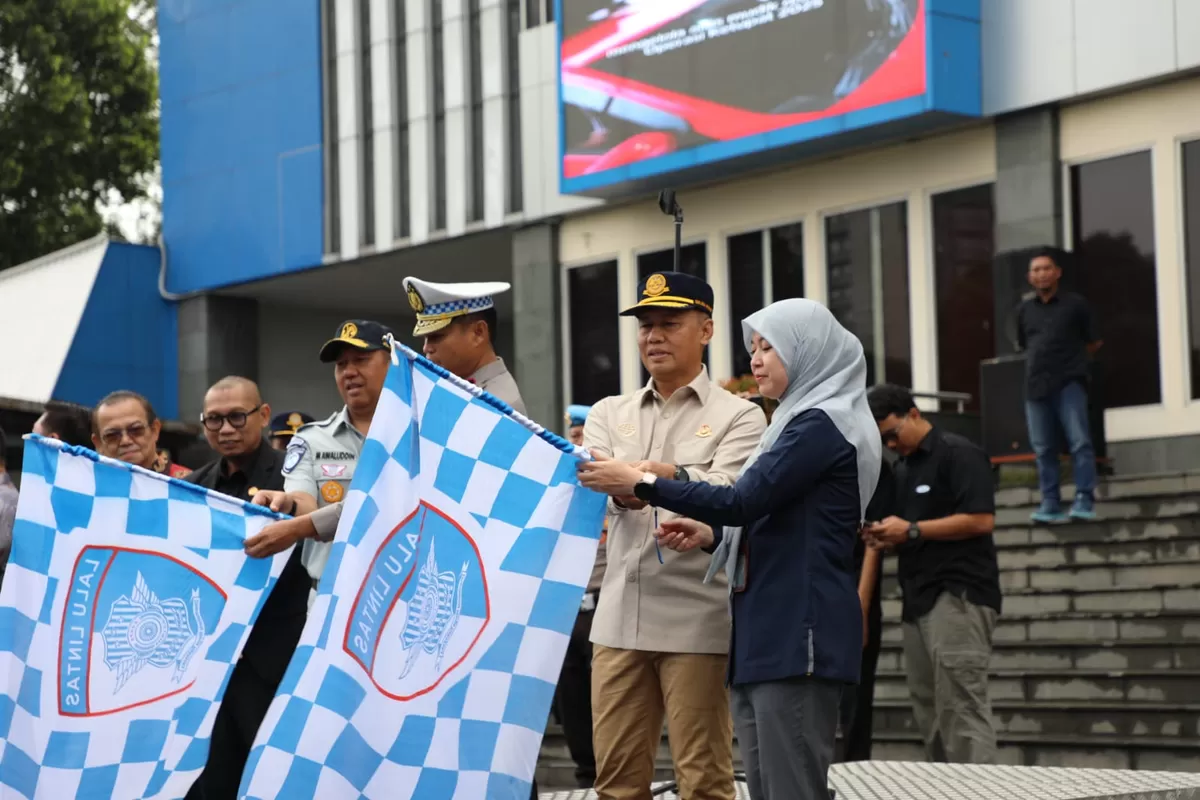 Direktur Jenderal Perhubungan Darat, Aan Suhanan, menerima penghargaan Anugerah Pelayanan Prima Mudik Lebaran dari Radio Elshinta di Kantor NTMC Korlantas Polri, Jakarta, Jumat (06/03/26). Penghargaan ini sebagai apresiasi atas penyelenggaraan angkutan lebaran yang berkeselamatan.