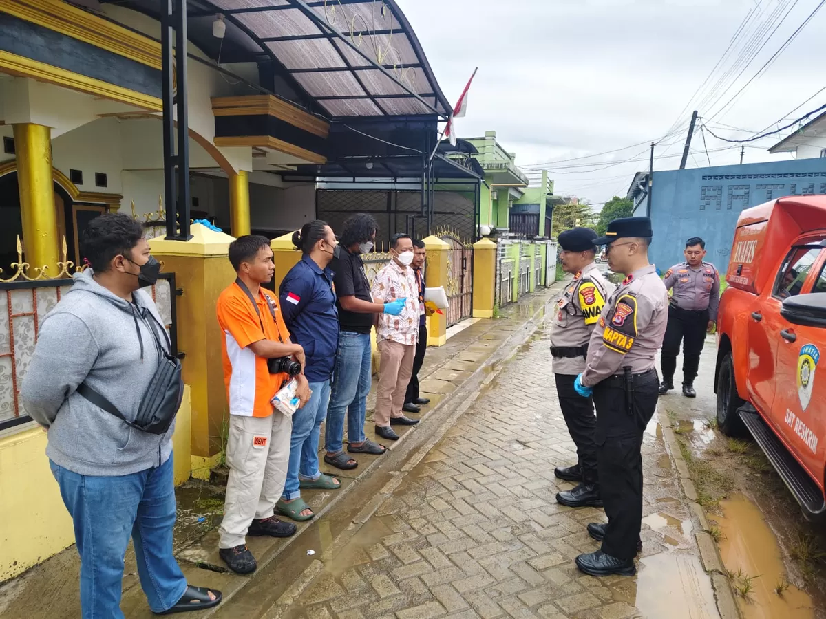 Kapolresta Tangerang memegang golok yang digunakan istri untuk membunuh suami di Tigaraksa didampingi para penyidik.