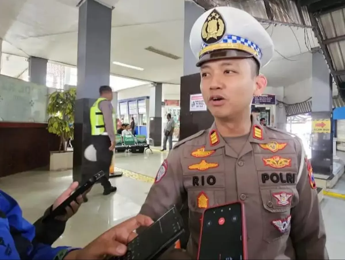  SIAP MUDIK 2026: POLRESTA MALANG KOTA PERKETAT PERBATASAN ?  Menjelang arus mudik Lebaran 2026, Polresta Malang Kota bersama Dishub bergerak cepat! Berikut poin-poin pentingnya:  1️⃣ Barrier Beton di Perbatasan: Kendaraan besar (sumbu 3+) akan dialihkan dan tidak bisa melintas ke jalur prioritas mudik. 