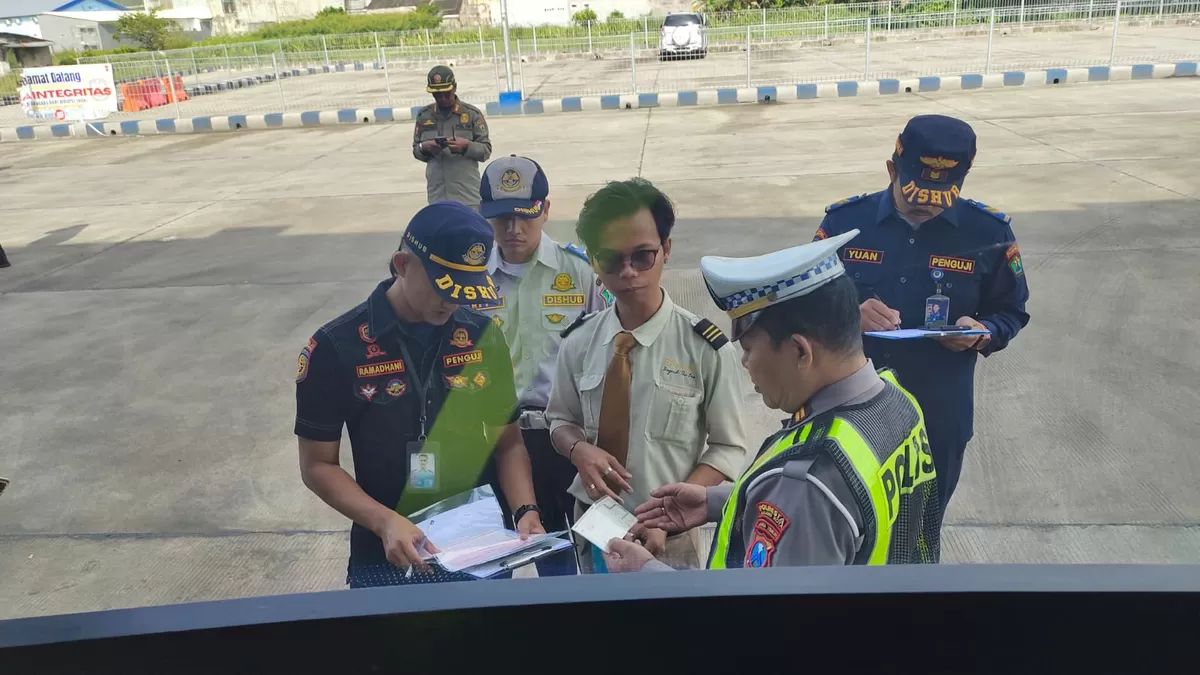 ? BREAKING NEWS: RAMP CHECK DI TERMINAL ARJOSARI, HASILNYA MEMUASKAN! ?  Menjelang arus mudik Lebaran 2026, Dinas Perhubungan Kota Malang bersama Polresta Malang Kota menggelar inspeksi mendadak (ramp check) di Terminal Tipe A Arjosari, Selasa (10/3/2026).  Kepala Dishub Kota Malang, Widjaja Saleh Putra, memimpin langsung pemeriksaan terhadap 7 armada bus secara acak. Hasilnya?  ✅ Alhamdulillah, 100% armada dinyatakan laik jalan!  Pemeriksaan meliputi: ? Kondisi mesin dan rem ? Kelayakan ban dan lampu ? Ketersediaan APAR dan palu pemecah kaca ? Kelengkapan administrasi (KIR, STNK, SIM)  